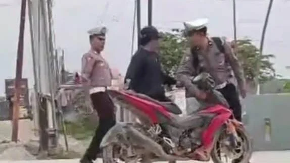 Viral! Oknum Polantas Tampar dan Tendang Pengendara di Tengah Jalan, Warga Murka!